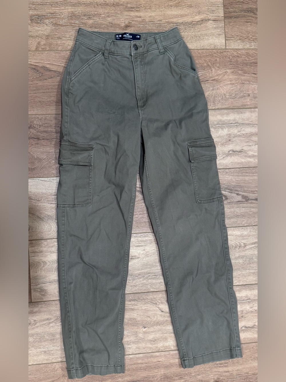 Hollister Women’s Ultra High-Rise Dad Cargo Pants in Olive